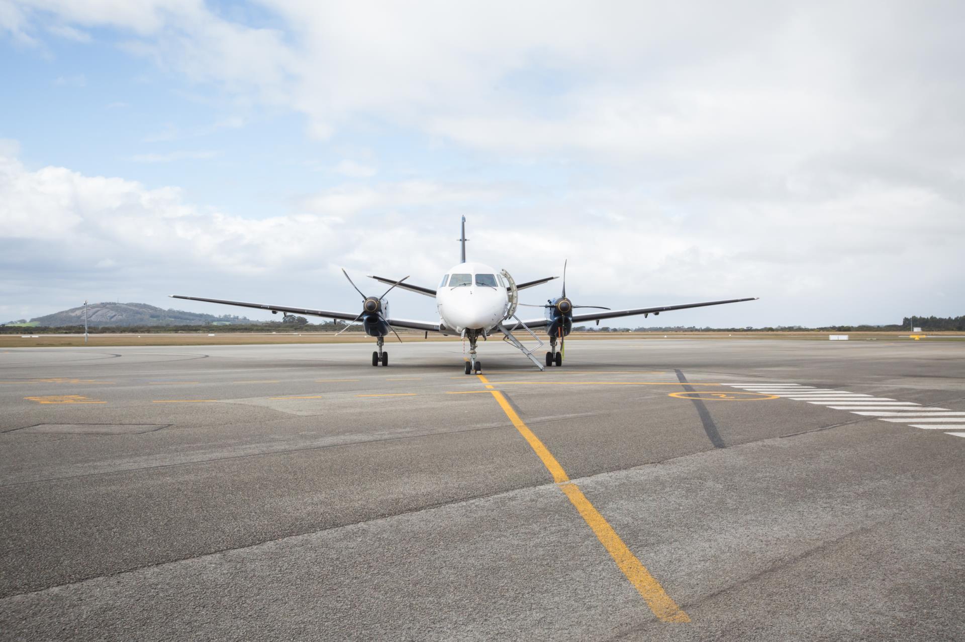 An image of a Rex plane on the Albany Regional Airport runway